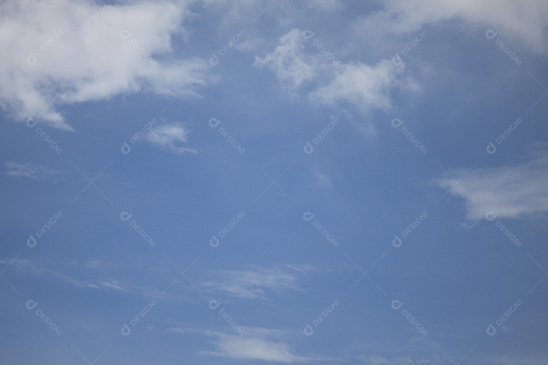 Céu azul com nuvens