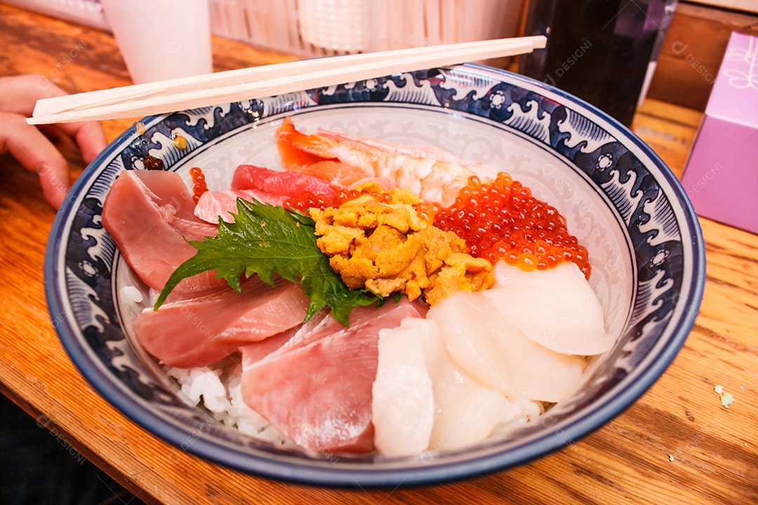 Comida japonesa, arroz com peixe cru em Tóquio