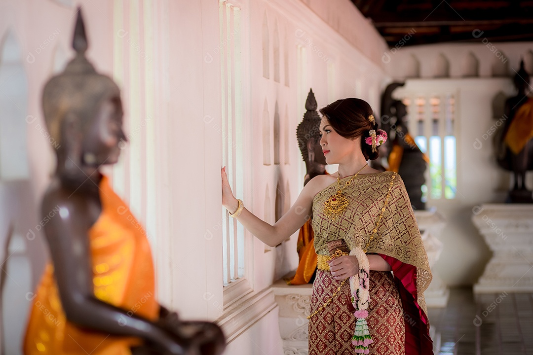 Mulher bonita vestida com roupas tailandesas.