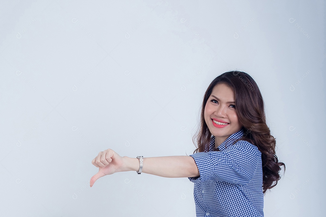 Mulher asiática que parece linda e feliz.