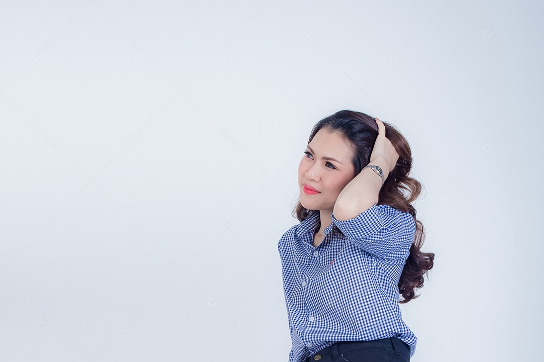 Mulher asiática que parece linda e feliz.