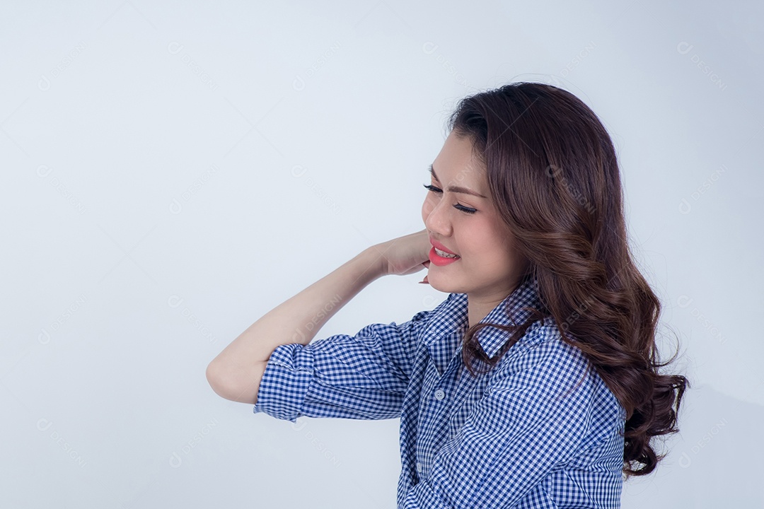 Mulher asiática que parece linda e feliz.