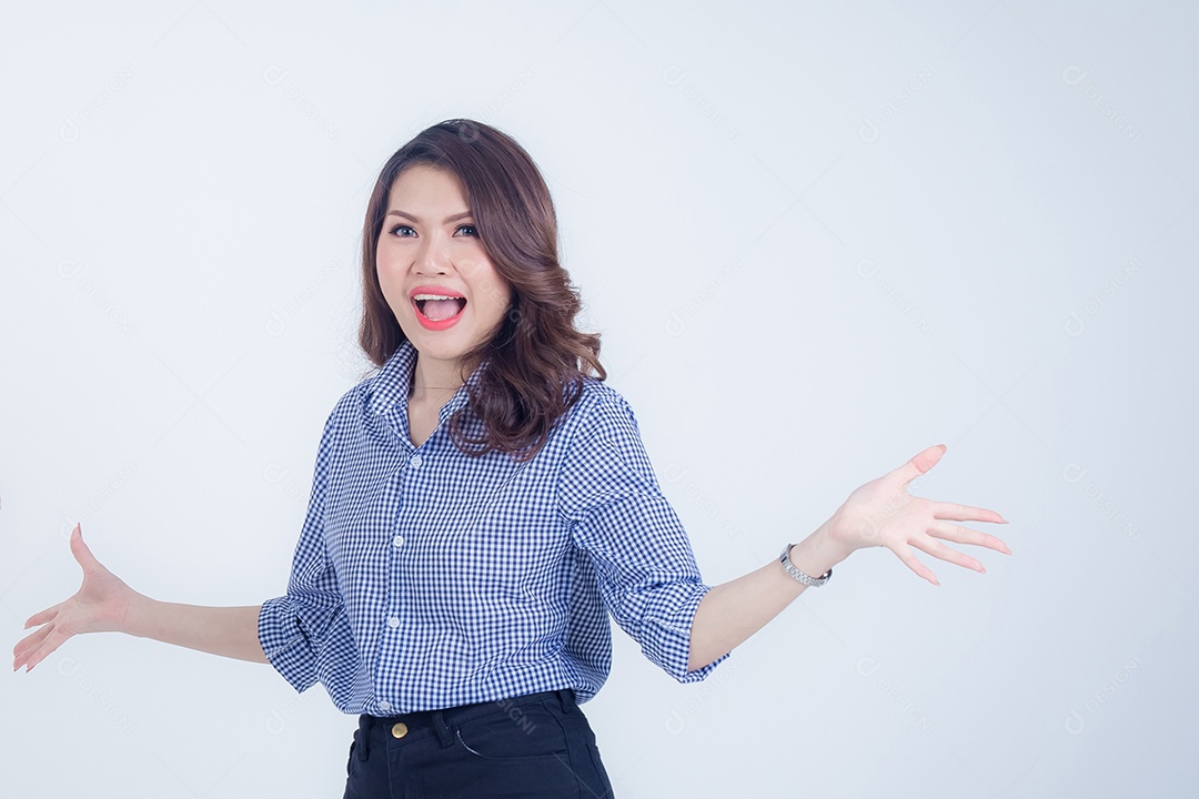 Mulher asiática que parece linda e feliz.