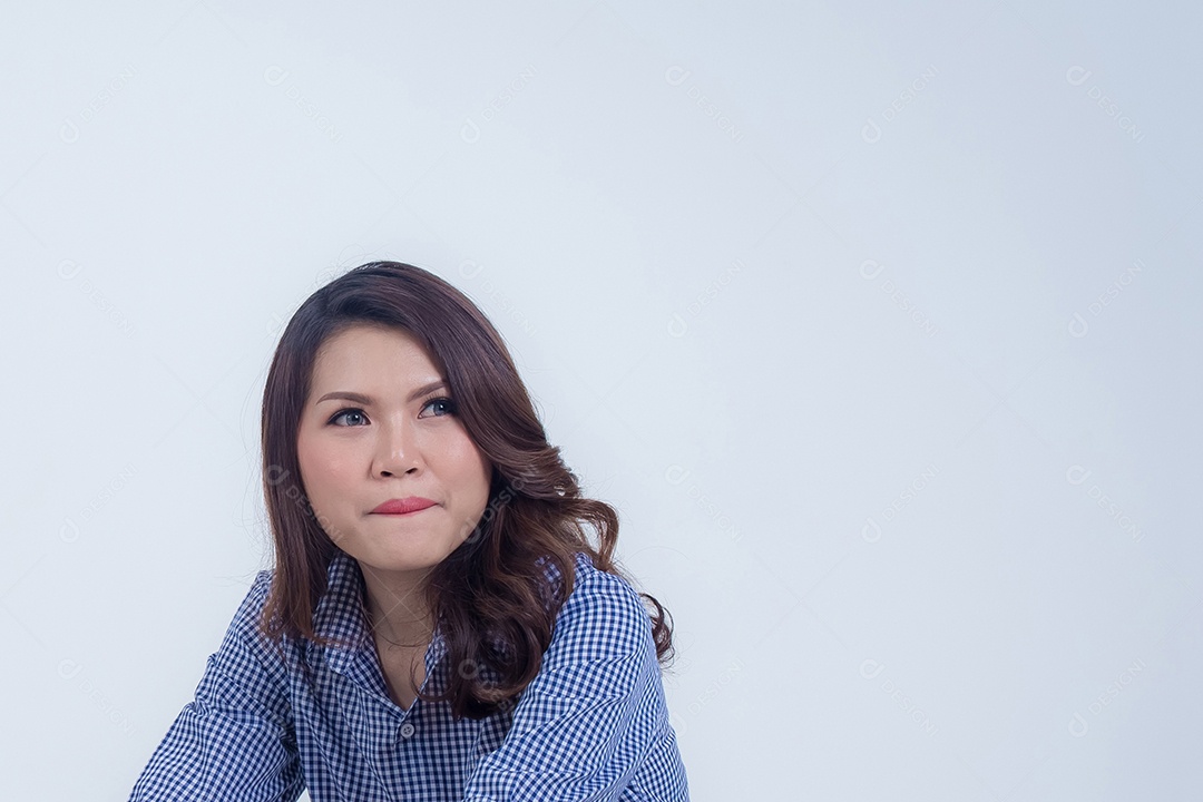 Mulher asiática que parece linda e feliz.