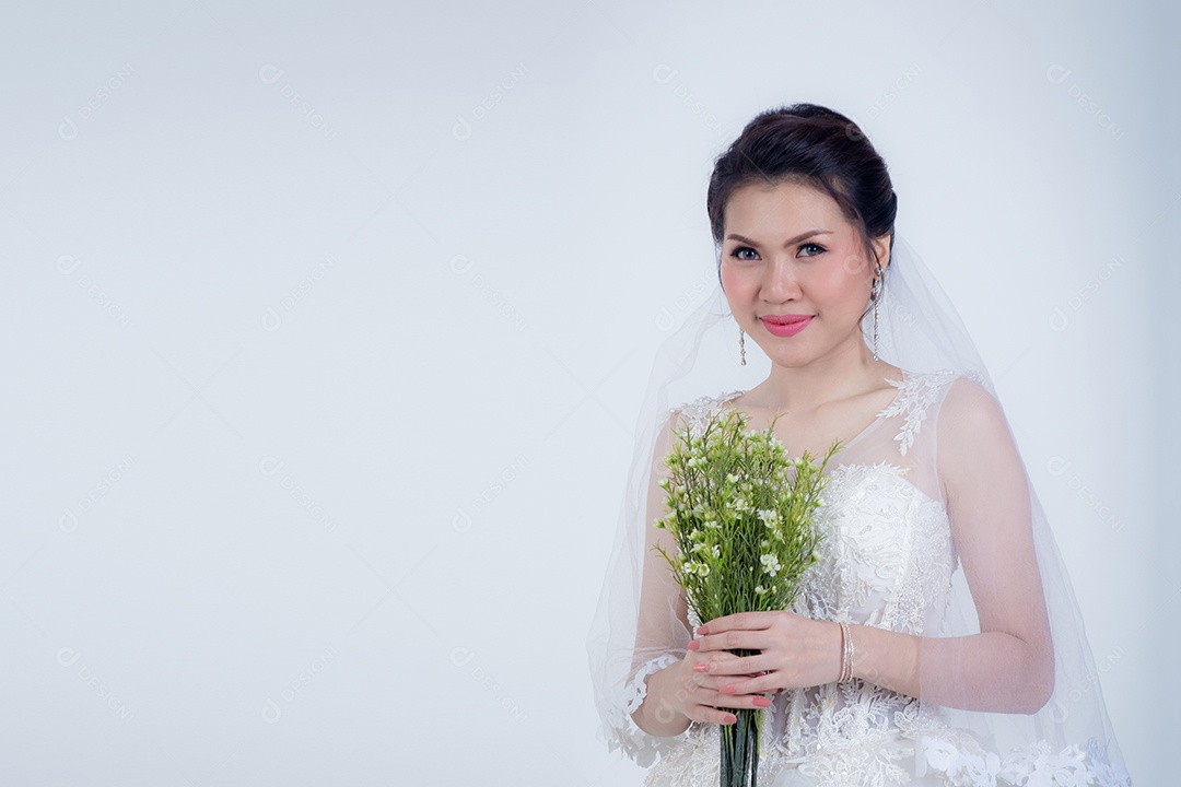 Linda mulher em vestido de noiva