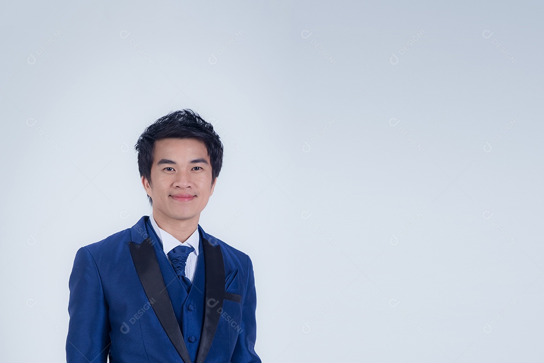 Homem jovem usando terno para casamento sobre fundo isolado