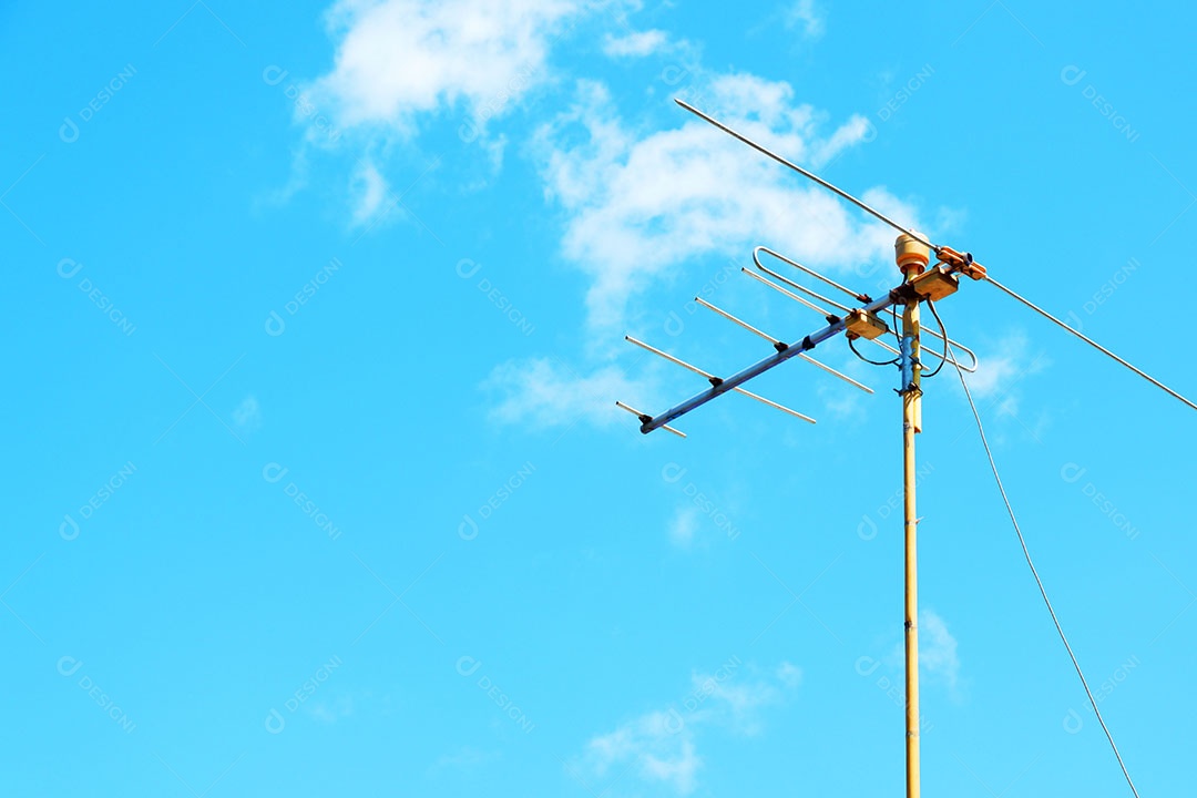 Antena de Tv de antiga sobre fundo um lindo céu azul