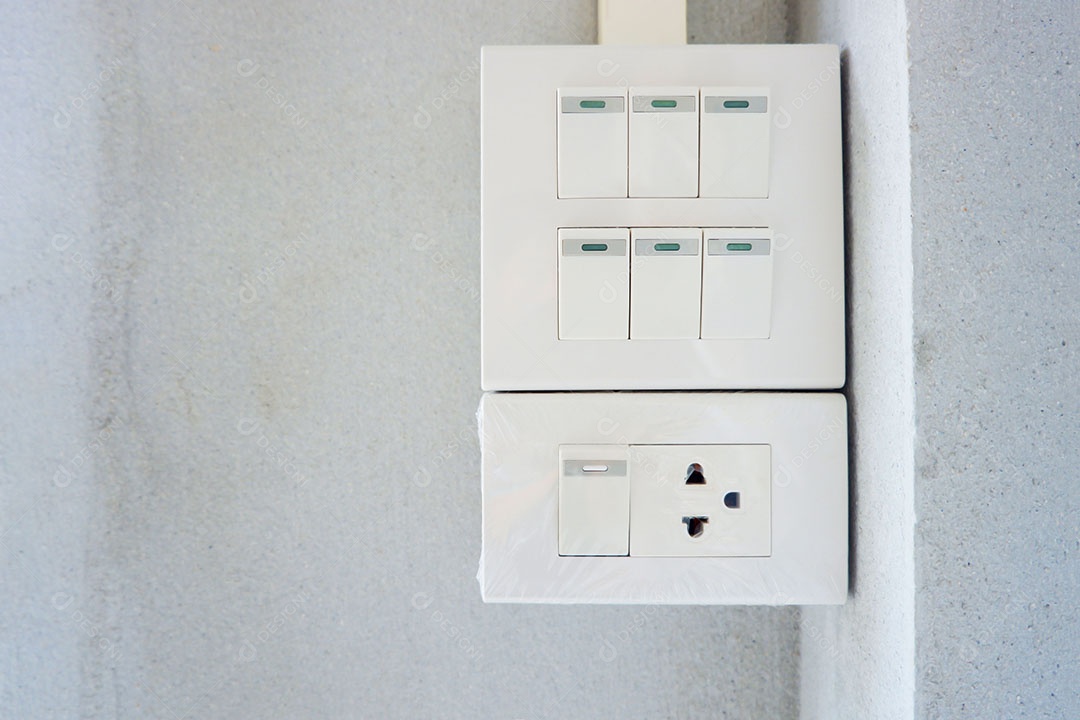 Interruptores e tomadas de energia montados na parede.