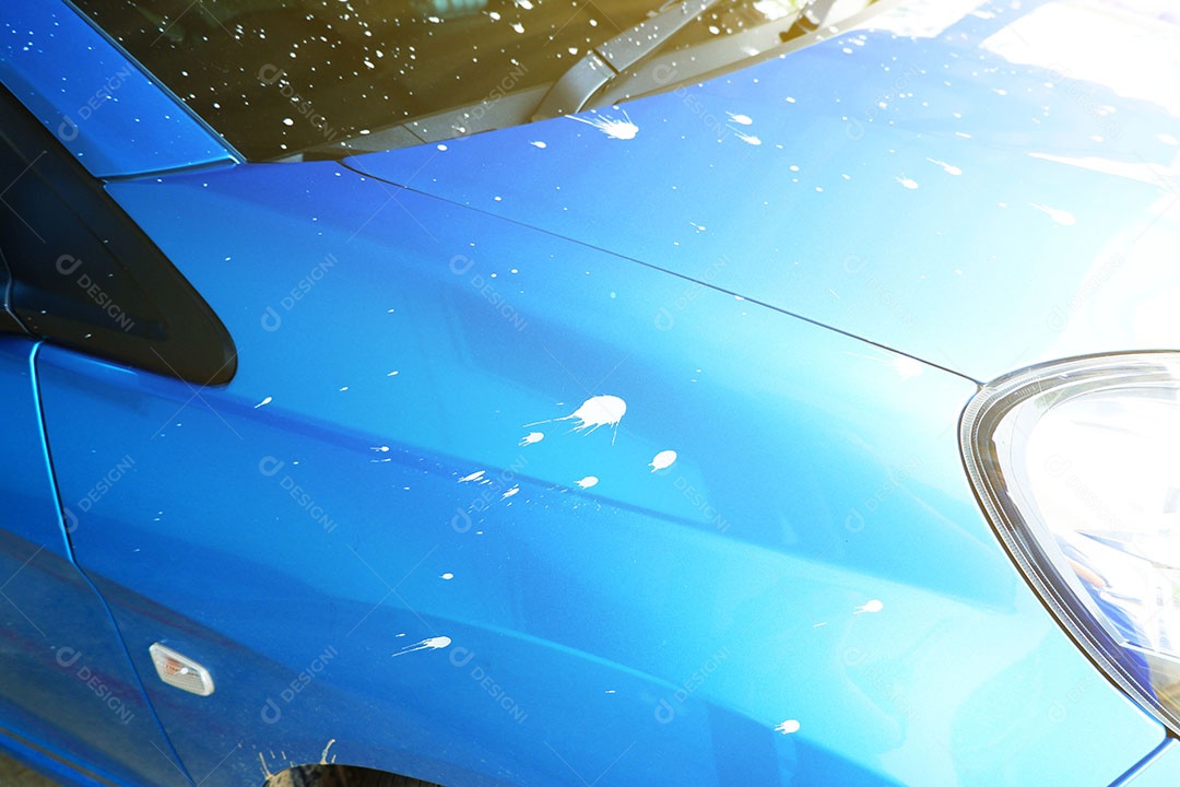 Esfregaço de manchas de água misturada com farinha fora do carro Do esguicho de água Festival Songkran na Tailândia