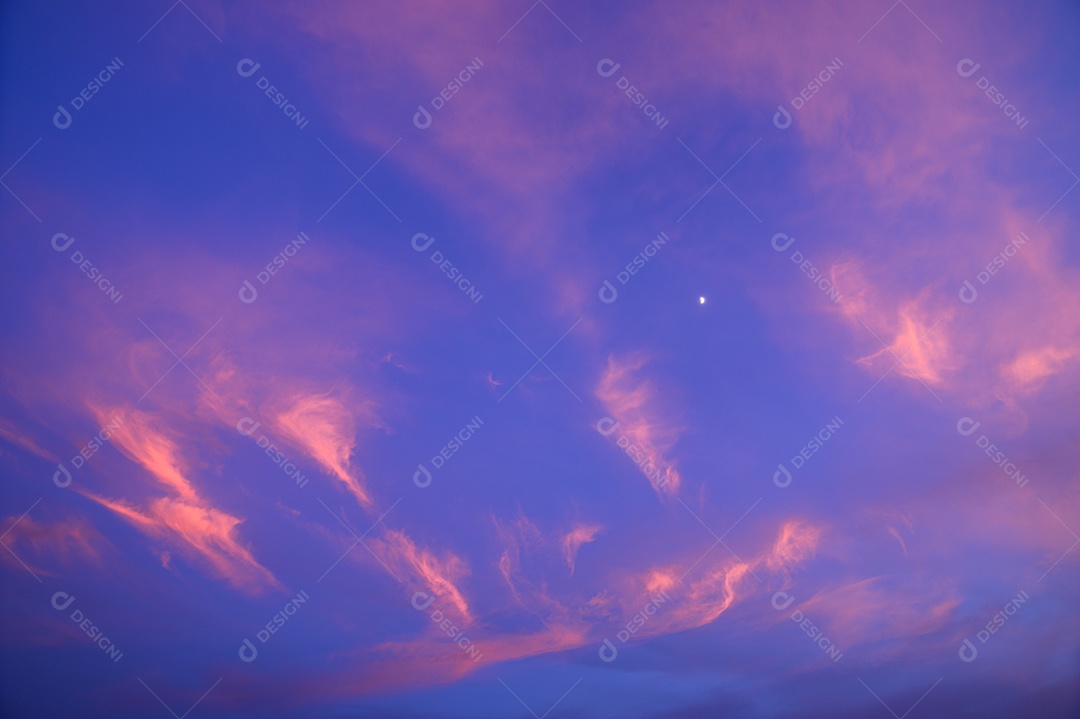 Panorama céu e nuvens à noite