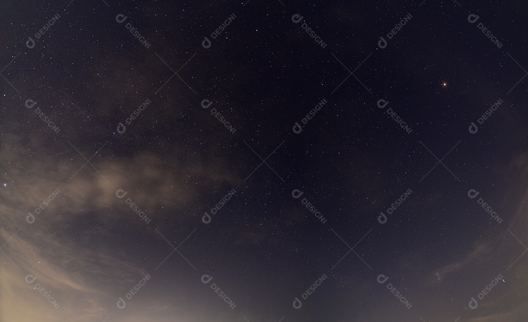 Panorama céu e nuvens à noite