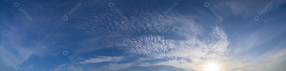 Panorama céu e nuvens à noite