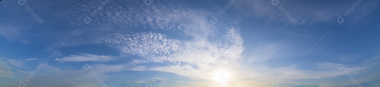 Panorama céu e nuvens à noite