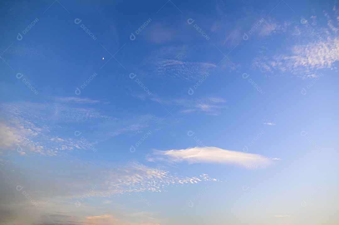 Panorama céu e nuvens à noite