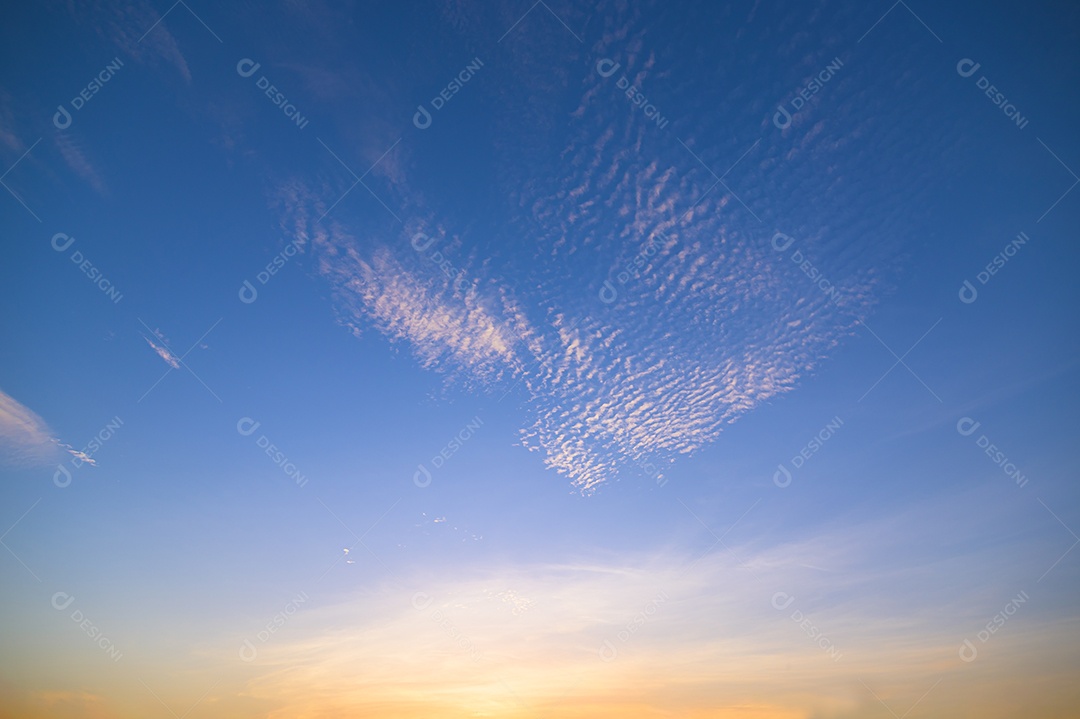 Panorama céu e nuvens à noite