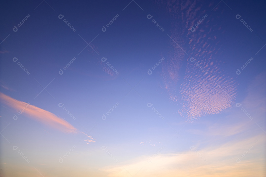 Panorama céu e nuvens à noite