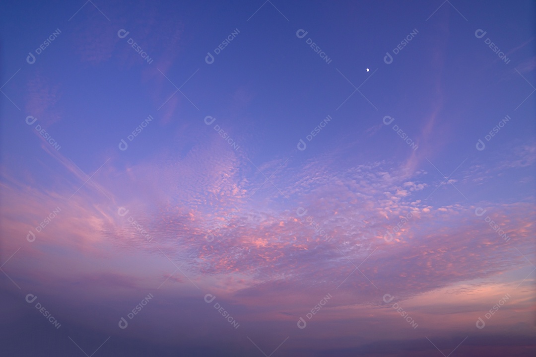 Panorama céu e nuvens à noite