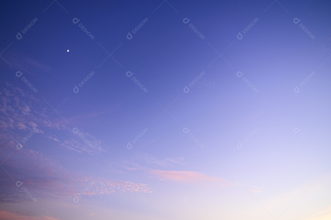 Panorama céu e nuvens à noite