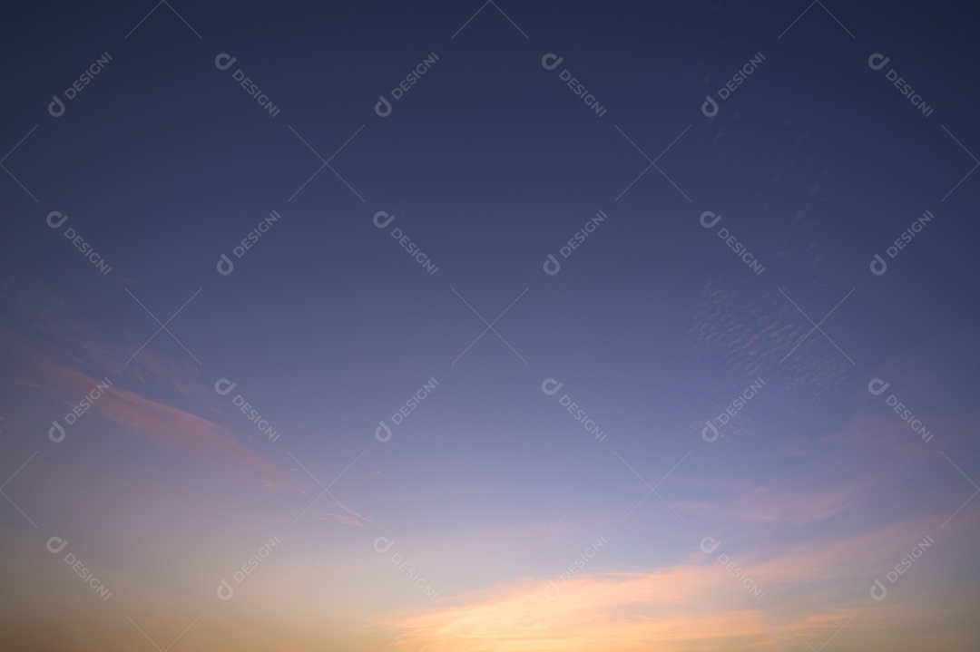 Panorama céu e nuvens à noite