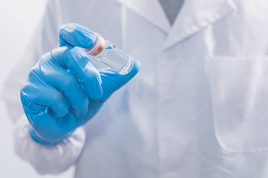 Médicos ou cientistas estão usando vacinas para combater o COVID-19