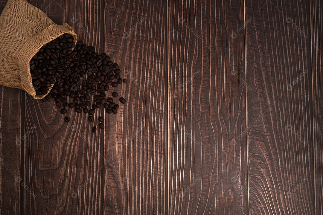 Adoro beber café, grãos de café na mesa