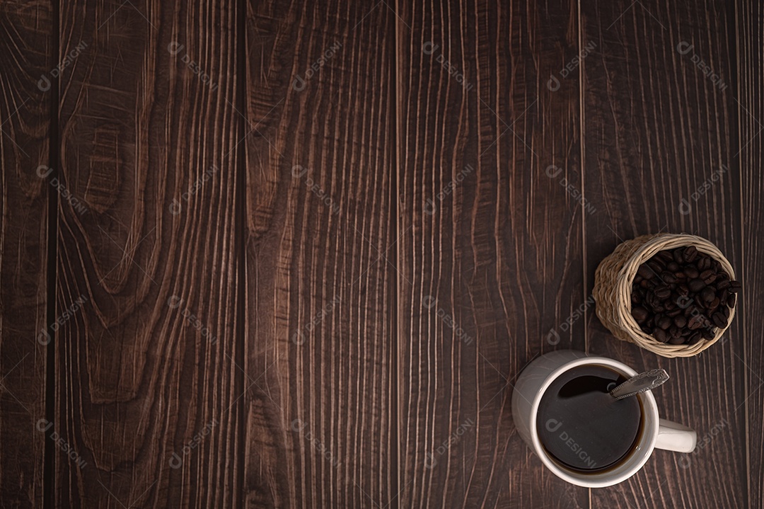 Adoro beber café, canecas de café e grãos de café na mesa