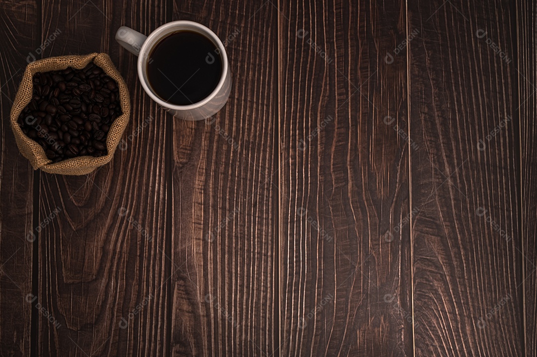 Adoro beber café, canecas de café e grãos de café na mesa