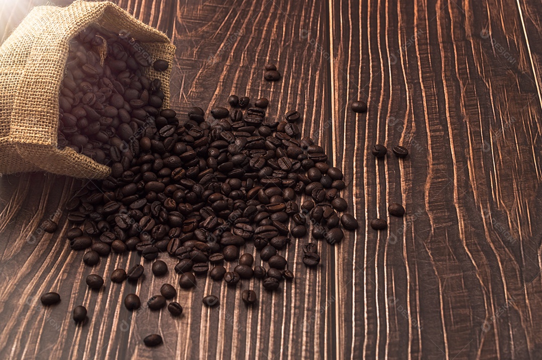 Adoro beber café, canecas de café e grãos de café na mesa