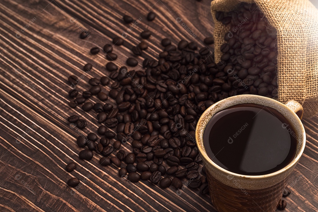 Adoro beber café, canecas de café e grãos de café na mesa