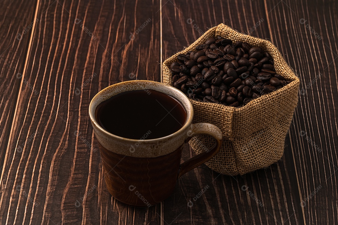 Adoro beber café, canecas de café e grãos de café na mesa