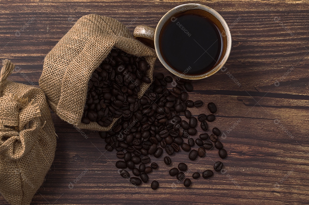 Adoro beber café, canecas de café e grãos de café na mesa