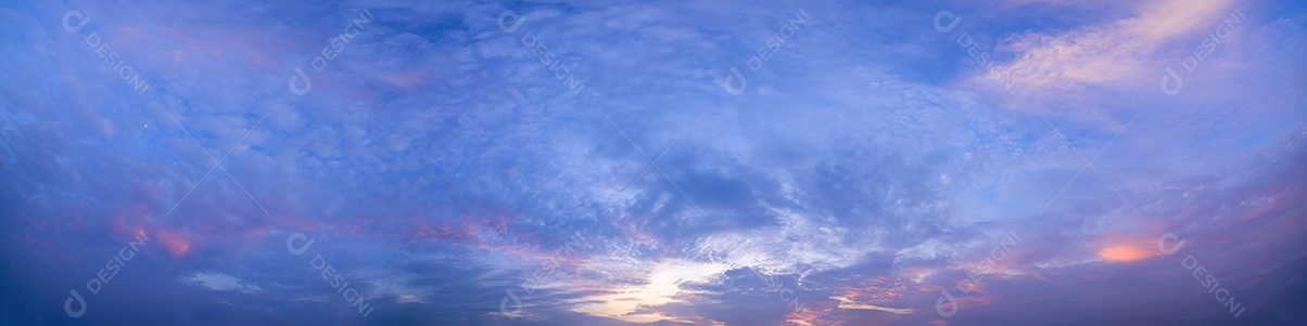 Céu e nuvens durante o dia