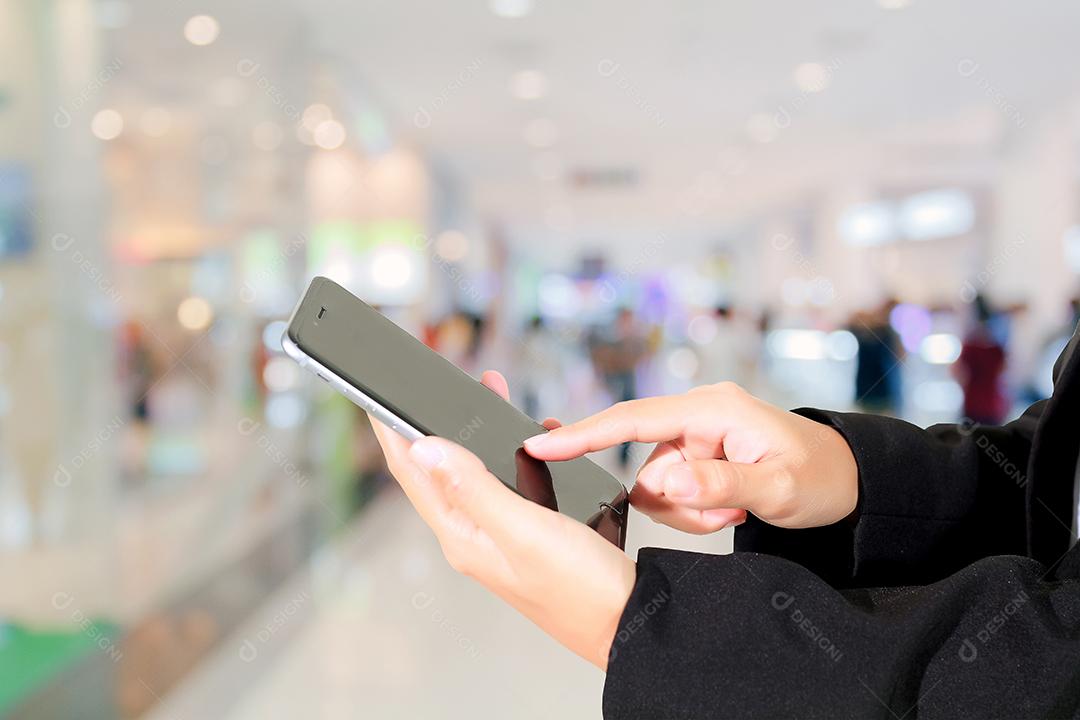 Empresários e mulher estão usando telefone inteligente móvel e sensível ao toque para comunicação