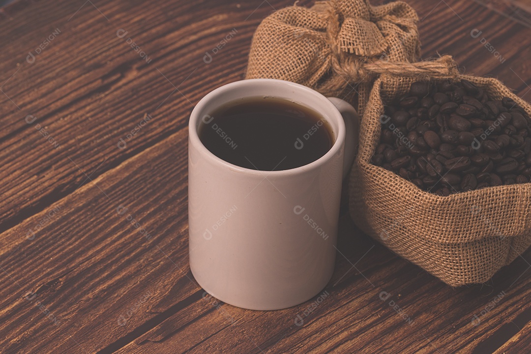 Adoro beber café, canecas de café e grãos de café na mesa