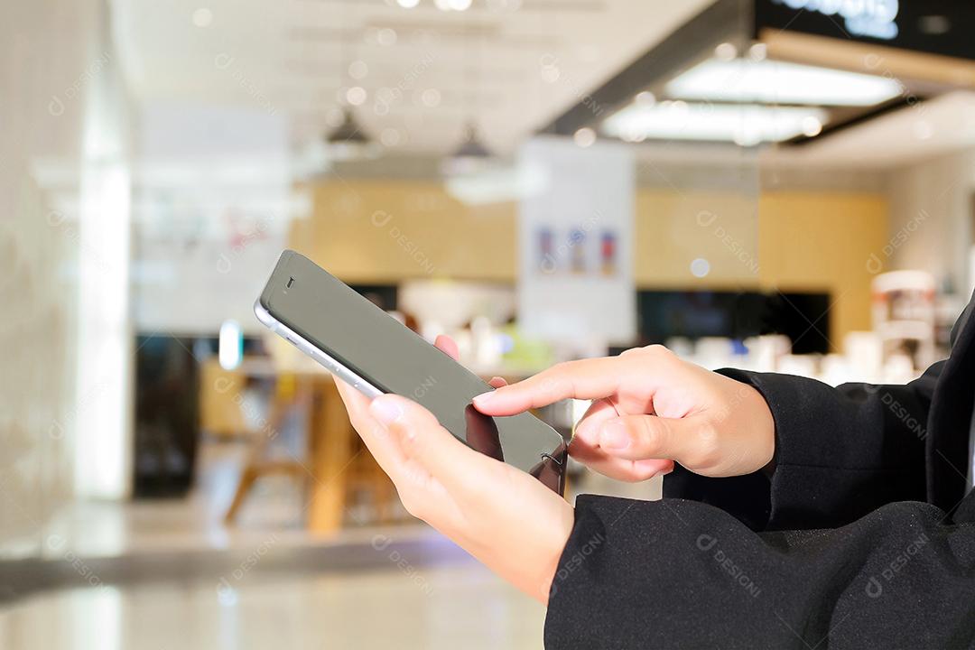 Empresários e mulher estão usando telefone inteligente móvel e sensível ao toque para comunicação