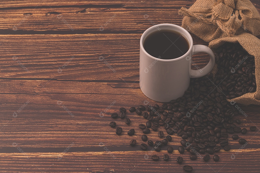 Adoro beber café, canecas de café e grãos de café na mesa