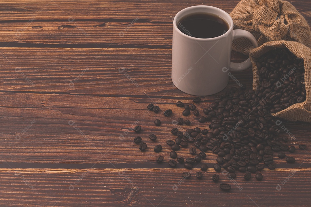 Adoro beber café, canecas de café e grãos de café na mesa