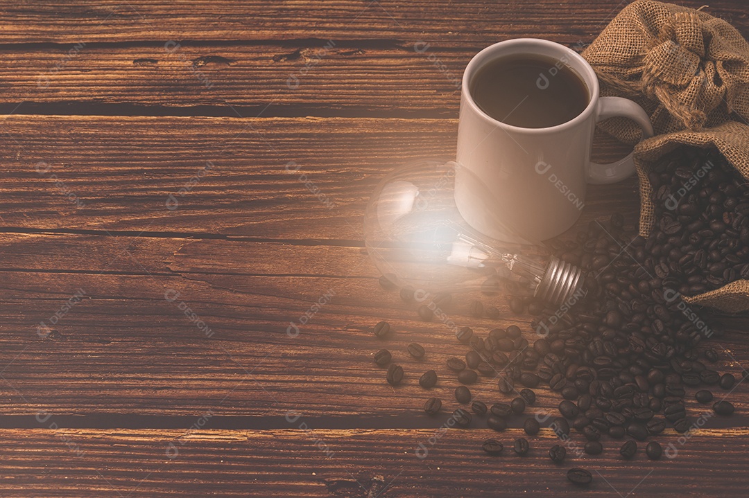 Adoro beber café, canecas de café e grãos de café na mesa