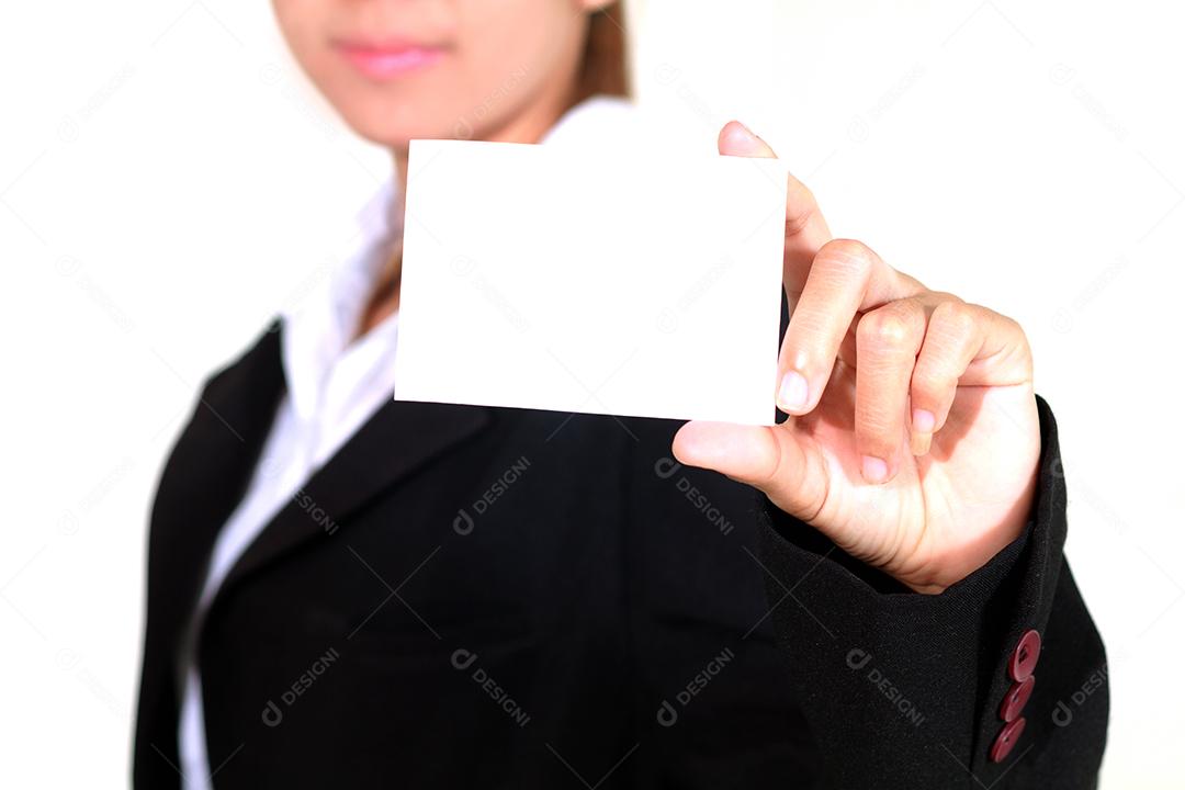 empresária ásia segurando e mostrado um cartão de visita em fundo branco