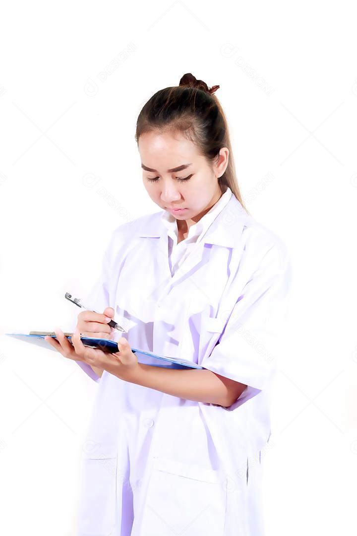 farmacêutico químico e médico mulher ásia com estetoscópio e prancheta verificando armário de remédios e farmácia farmácia.