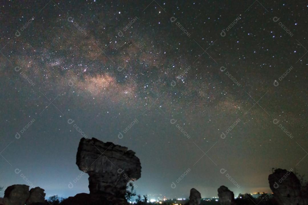 Fotografia embaçada e de longa exposição com ganho da galáxia Via Láctea na noite escura na tailândia