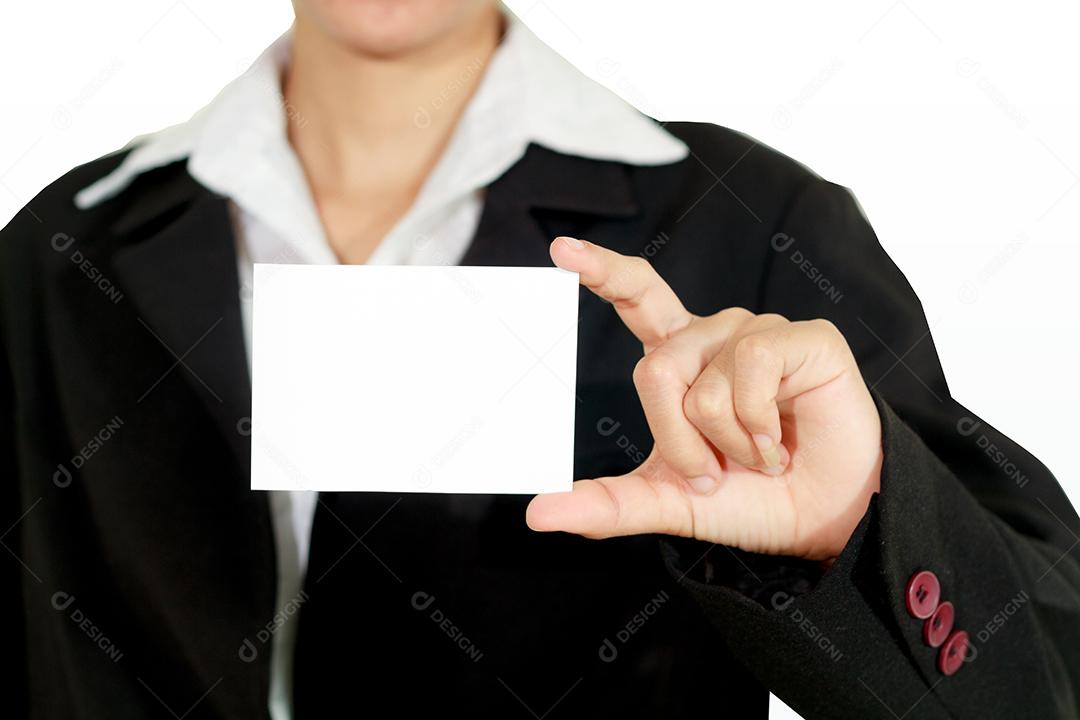 empresária ásia segurando e mostrado um cartão de visita em fundo branco