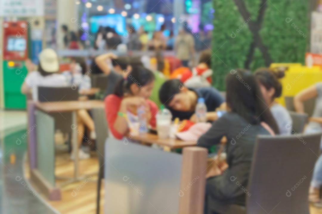 praça de alimentação embaçada no supermercado/shopping para segundo plano