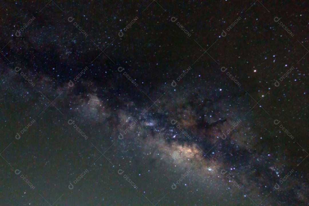 Fotografia embaçada e de longa exposição com ganho da galáxia Via Láctea na noite escura na tailândia