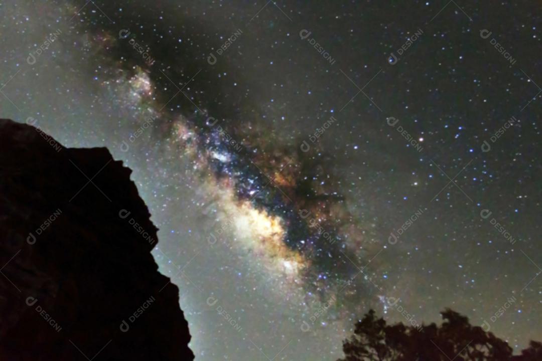 Fotografia embaçada e de longa exposição com ganho da galáxia Via Láctea na noite escura na tailândia