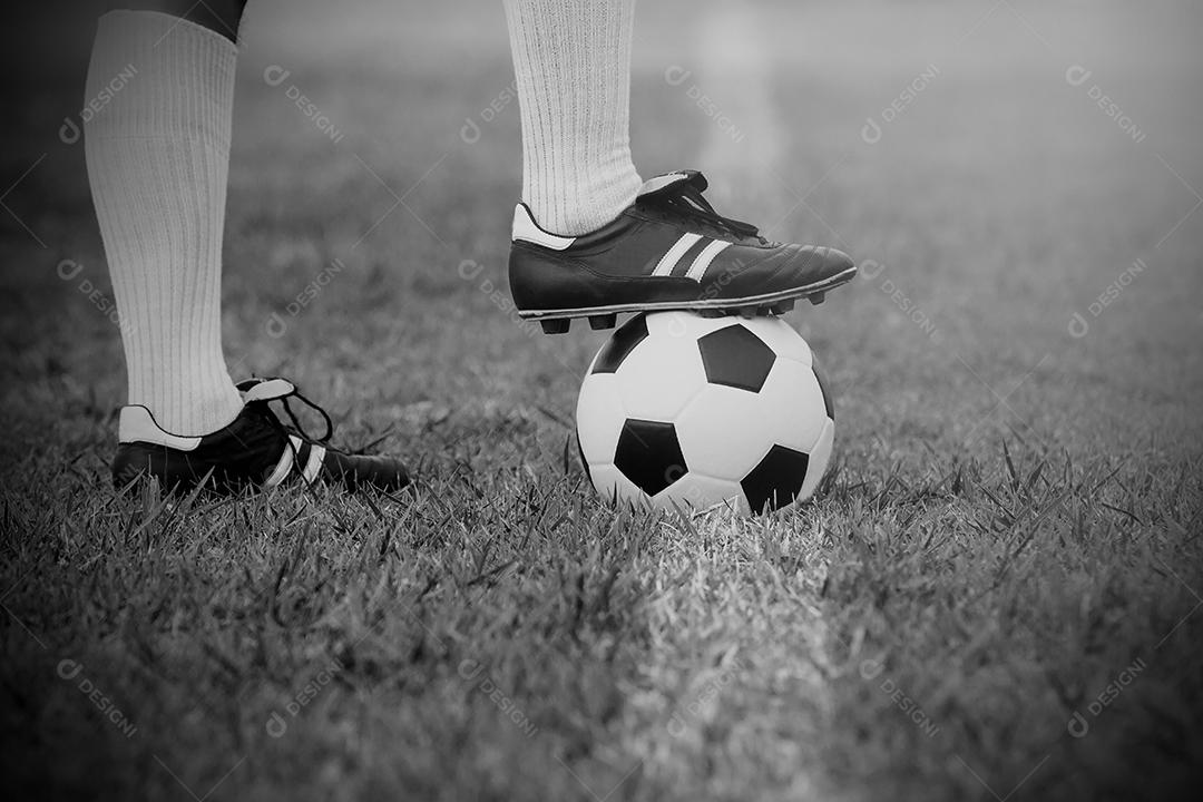 jogador de futebol ou futebol em pé com bola no campo para chutar a bola de futebol