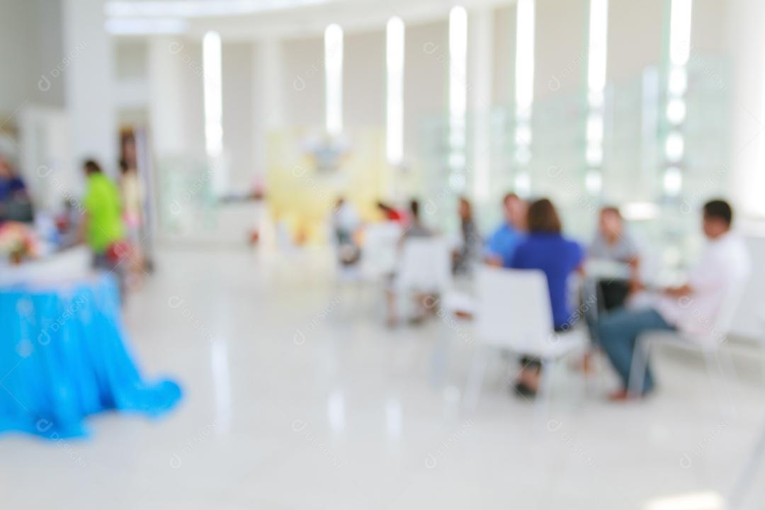 empresários reunidos no escritório em desfocado para segundo plano