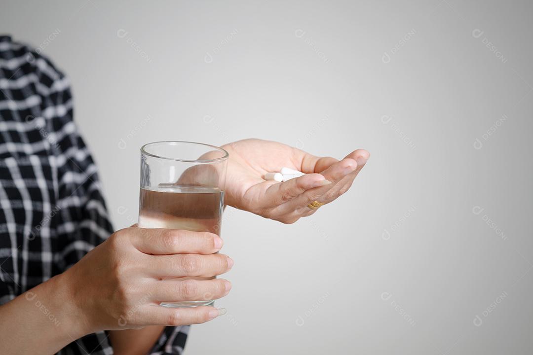 Mulher da Ásia estão tomando remédios e vitaminas para ajudar Doentes e saudáveis