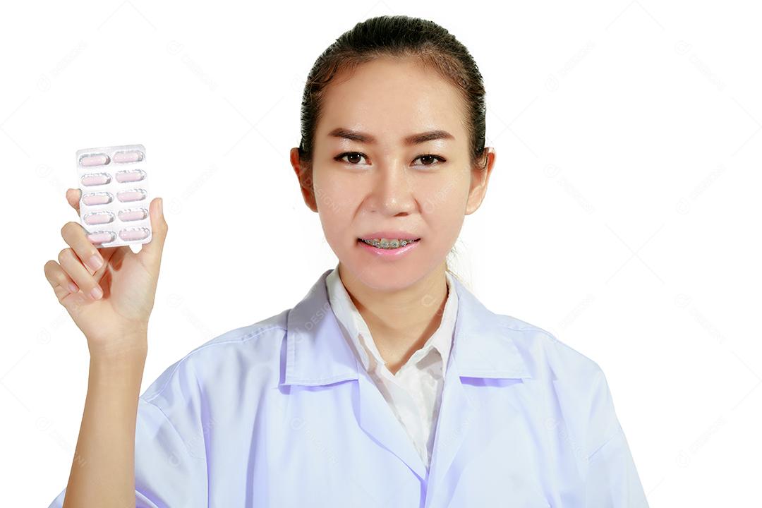 Farmacêutica e médica segurando pílula na mão, conceito de saúde e farmacologia isolado em fundo branco