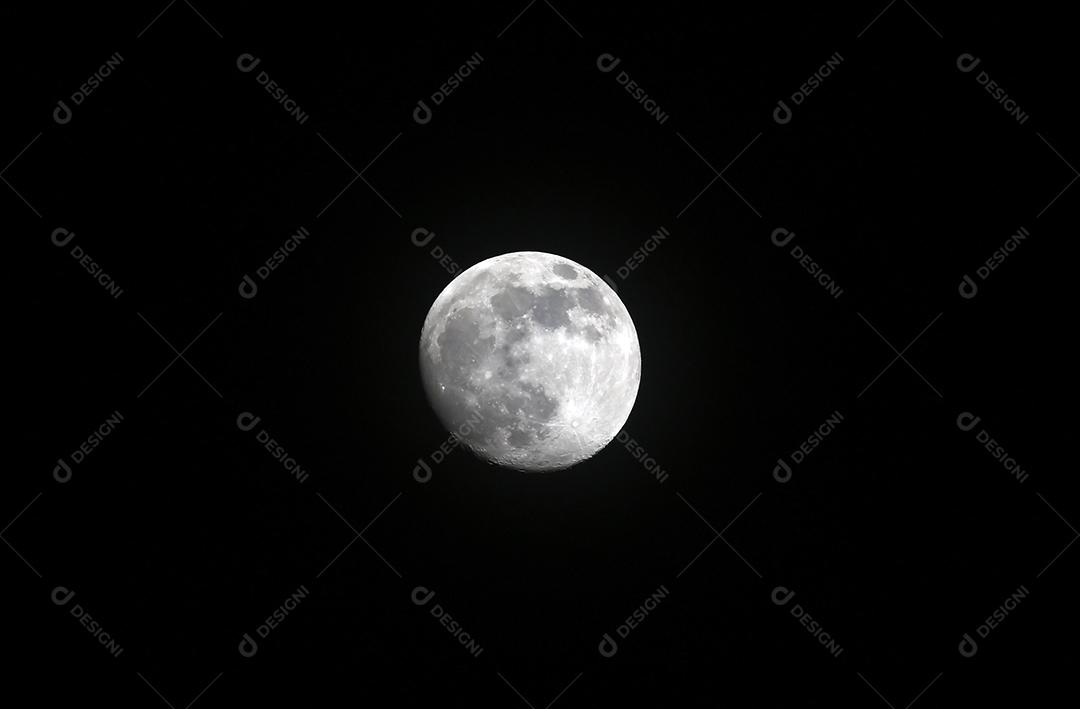 Lua cheia na noite escura